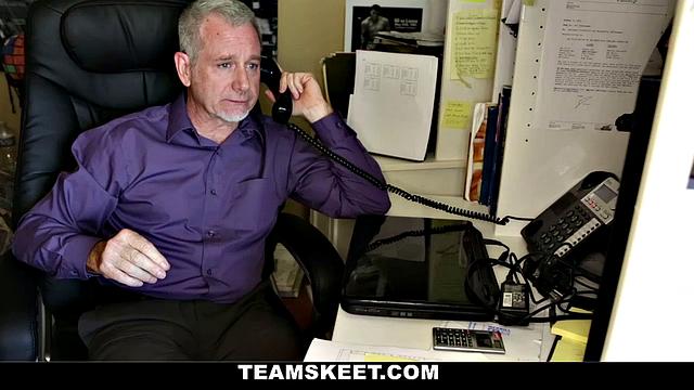 блондинка-бэйбиситтер Блэр Уильямс трахается с хозяином после смены