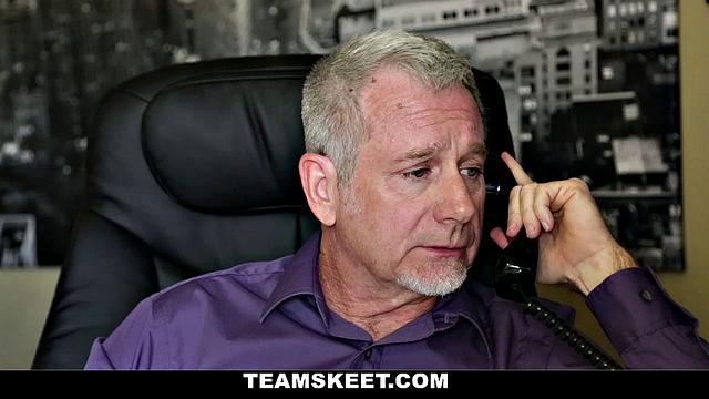 блондинка-бэйбиситтер Блэр Уильямс трахается с хозяином после смены