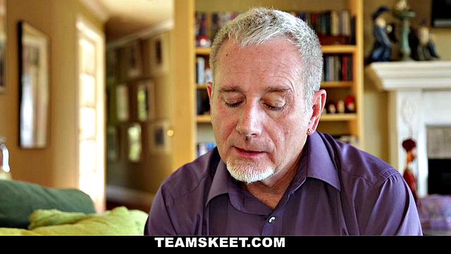 блондинка-бэйбиситтер Блэр Уильямс трахается с хозяином после смены