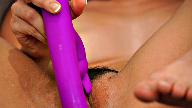 Райли Джин раздвигает киску и играет пальцами на диване