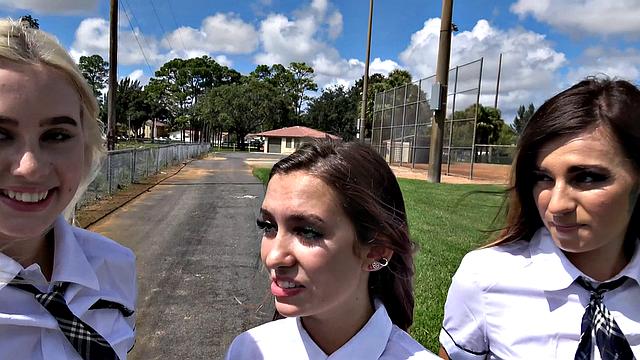 три подруги и сводный брат: жесткий домашний секс ради хайпа на onlyfans