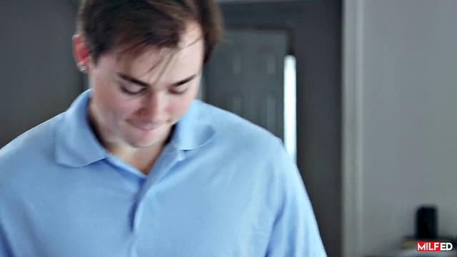 Мачеха в леггинсах дрочит и трахается с взрослым пасынком на диване, пока никого нет дома.