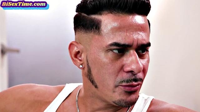 Два мужика трахают бисексуальную пару с двойным проникновением в белье.