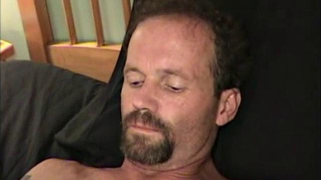 грег вырывается с работы на гей-секс и чуть не кончает в первые минуты