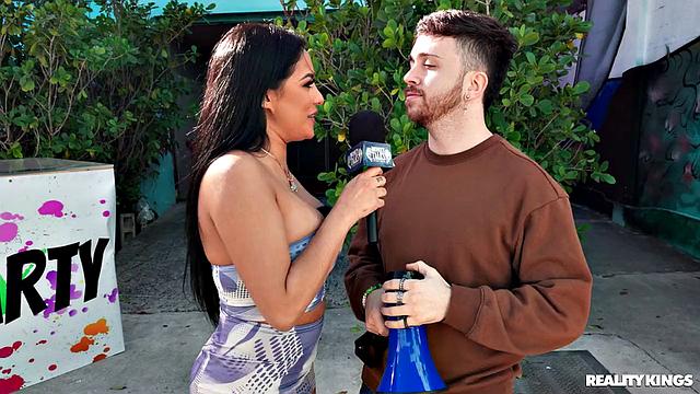 майами жжёт: девушки раздеваются за деньги и не только