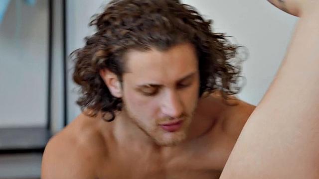 татуированный качок сосёт и получает голый член, глотает сперму