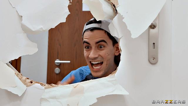 Девушка и парень устраивают жаркий секс прямо во время проверки комнаты общежития, инспектор ничего не замечает и едва не застает их за занятием.