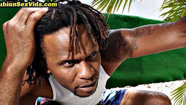 черная красотка с масляной жопой развлекается диким сексом у бассейна