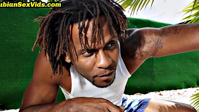 черная красотка с масляной жопой развлекается диким сексом у бассейна