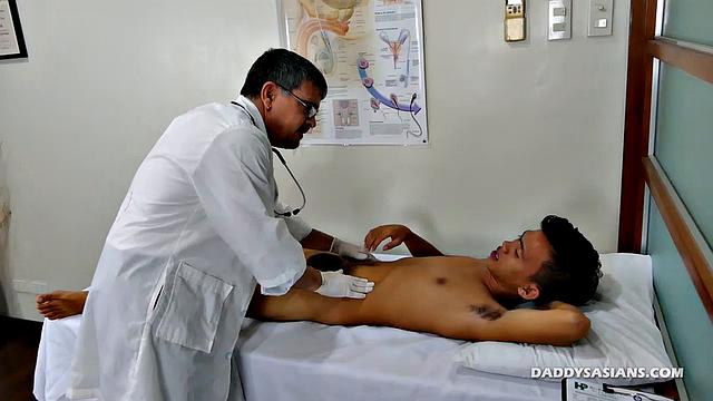 Посмотри, как взрослый азиатский парень трахается с доктором на приёме!