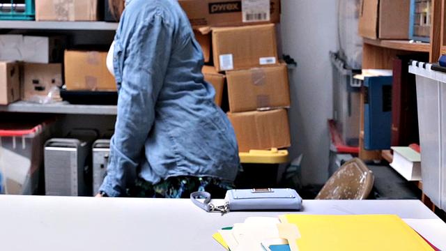 поймали на краже - теперь отрабатывает долг в подсобке