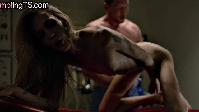 Стройную трансу доктор глубоко трахают и разминает пальцами в клинике