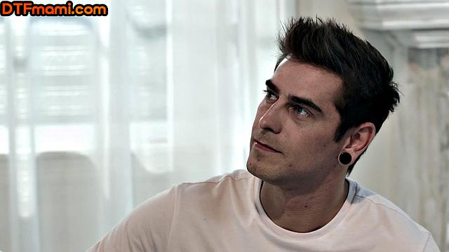 зрелая с огромной жопой скачет на пасынке, диван стонет