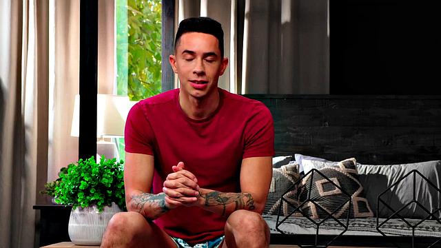 татуированный мачо кончает на качка