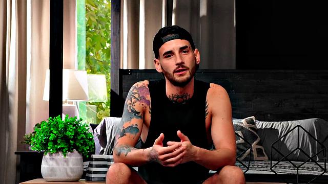 татуированный мачо кончает на качка