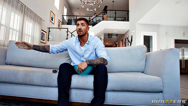 жена устроила групповуху с друзьями мужа, пока тот отвлёкся