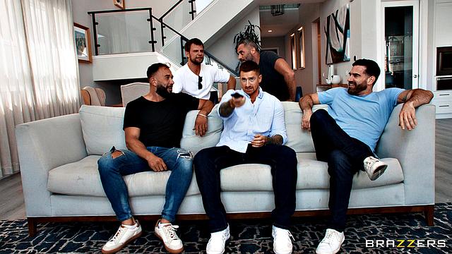 жена устроила групповуху с друзьями мужа, пока тот отвлёкся