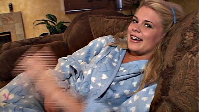 Pissing blonde summer giggles on the toilet