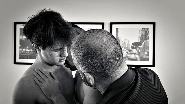 медвежий отчим учит парней сверху трахать по-гейски