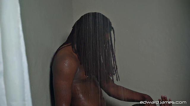 Savage Moore и Unasti устраивают жесткую групповуху под горячим душем