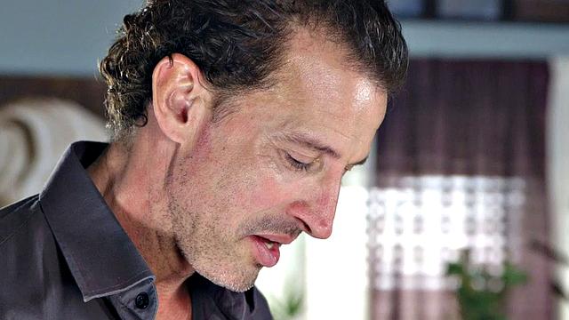 никки уайлдер стонет от розового дилдо в своей попке