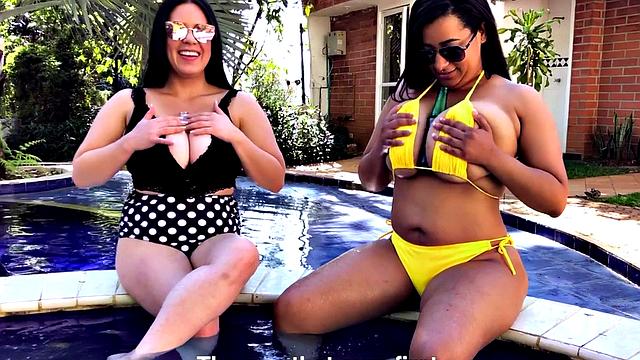 Али Гусман и София Сантана болтают у бассейна и демонстрируют свои огромные сиськи