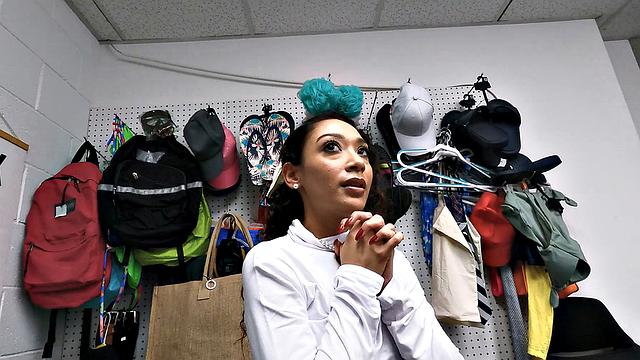 сексуальная латинка попалась на краже порно и отдалась охраннику в подсобке