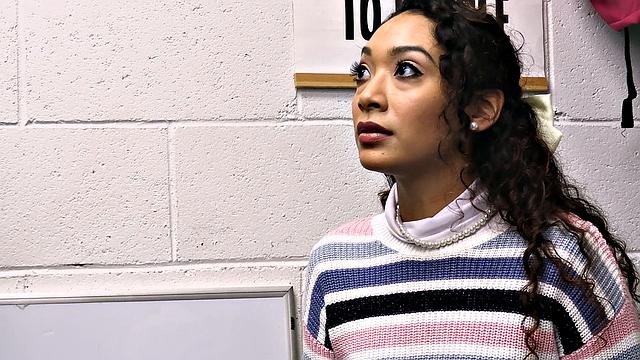 сексуальная латинка попалась на краже порно и отдалась охраннику в подсобке