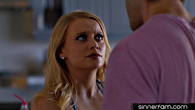 Блондинка с аппетитной задницей в бикини побалует минетом, а потом оседлает по полной иронии судьбы.