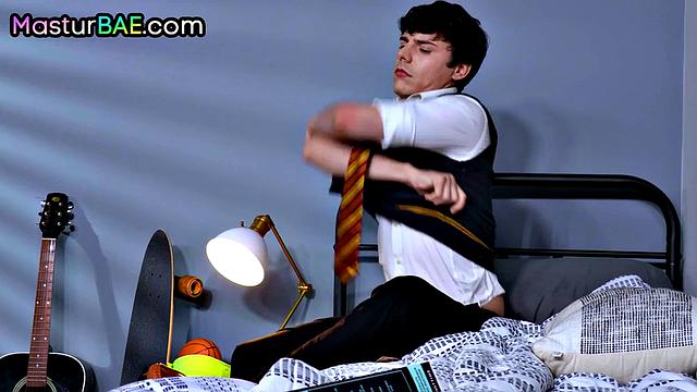 Парень с игрушкой в попке и страстный секс с мускулистым любовником.