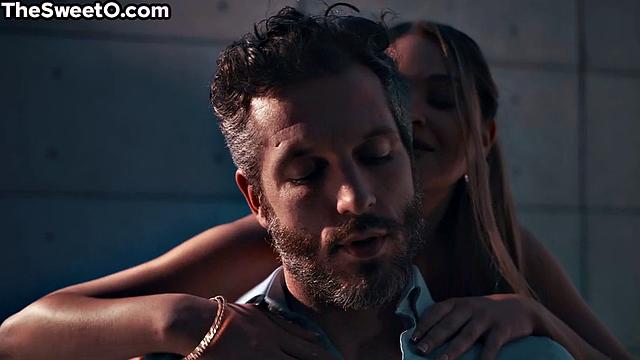 Стройная в белье получает глубокий трах в киску.