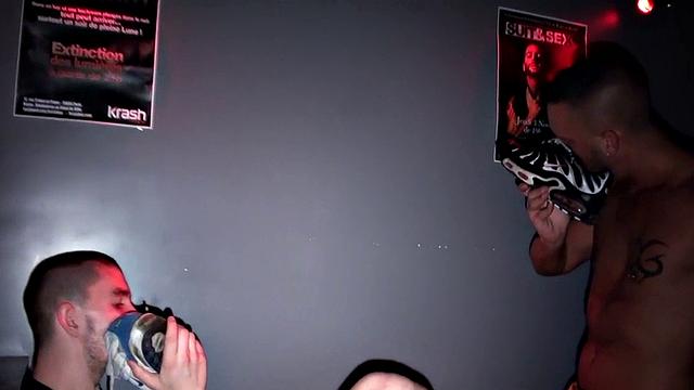 Sneakers fetish amateur gets fucked in gay club
