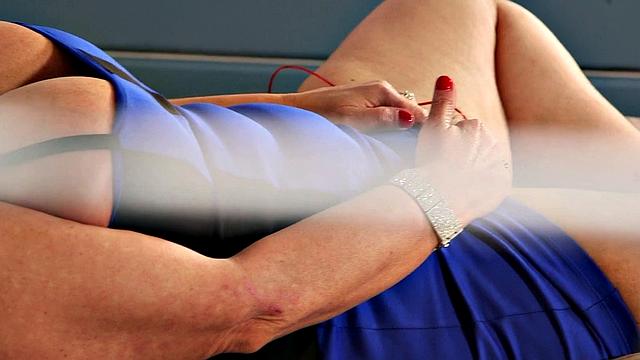 зрелая брюнетка с безумной волосатой киской и игрушкой