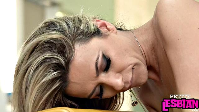 милфа дрючит худых лесбиянок и сами игрушки завидуют