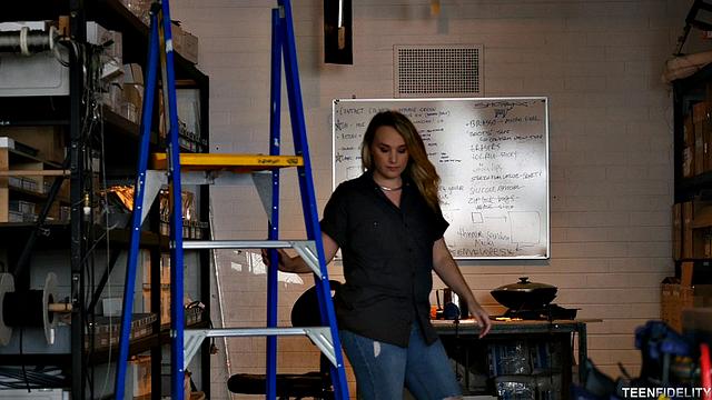 Ким не выдерживает и получает жёстко прямо на рабочем месте