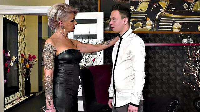 татуированная зрелая в платье и на каблуках терпит жесткий трах в догги