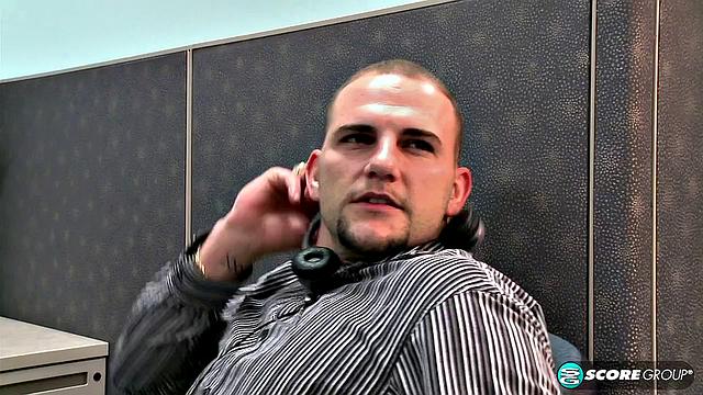 босс-милфа выбрасывает стресс через юмор и минет