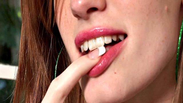 Лайла приносит пиццу и сама становится главным десертом