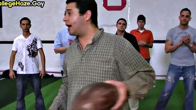 спортсмен из братства познал мужскую разрядку прямо в раздевалке