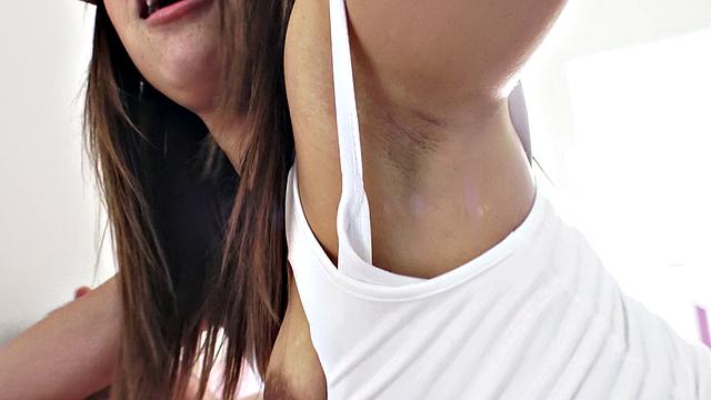 страстная латинка бросает теннис ради дикого траха на диване и обильных кончей