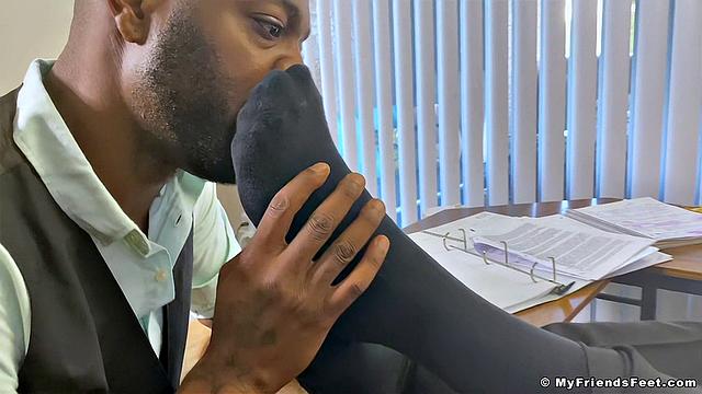 Boss Leo Gets Worshiped - Leo