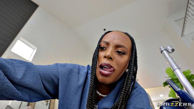 Лола Фэй устраивает бардак и получает по заслугам от YumTheeBoss на хозяйской кровати с примесью юмора и сквирта.