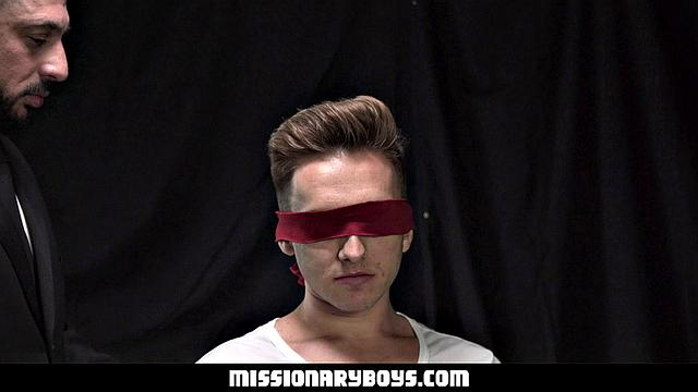 С завязанными глазами парень оседлал лысого батюшку по-жёсткому