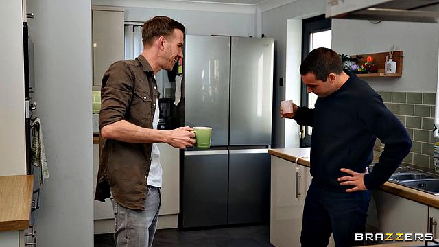 Руби Рейн устраивает откровенный урок истории и трахается с фанатом при муже-куколде.