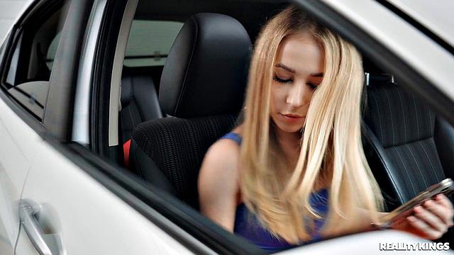 Little Angel соблазняет парня подруги и трахается с ним в машине