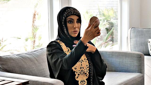 религиозная мамка в хиджабе соблазняет соседа и получает кремпай