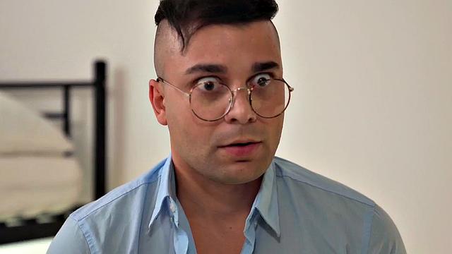 миниатюрная красотка в белье застукала парня за дрочкой и сразу оседлала его