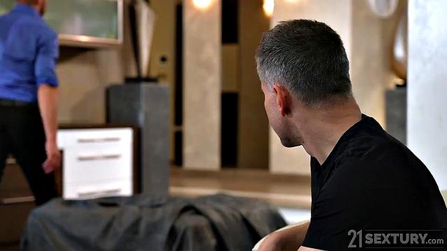 директорша на шпильках не теряет времени и сразу берёт в рот