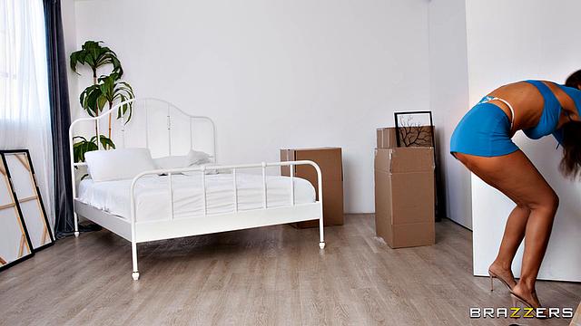 две подруги застряли попами и устроили жёсткий анальный тройничок с грузчиком