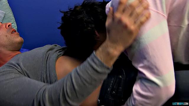 Катается на члене мускулистого папочки - Джош Бенсан и Майк Манчестер